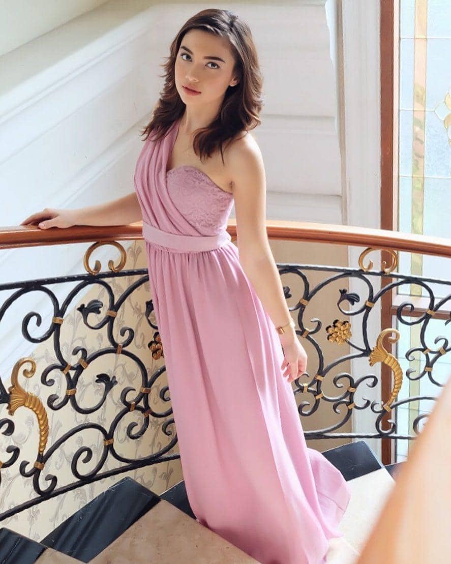 Instagram: @angelagilsha