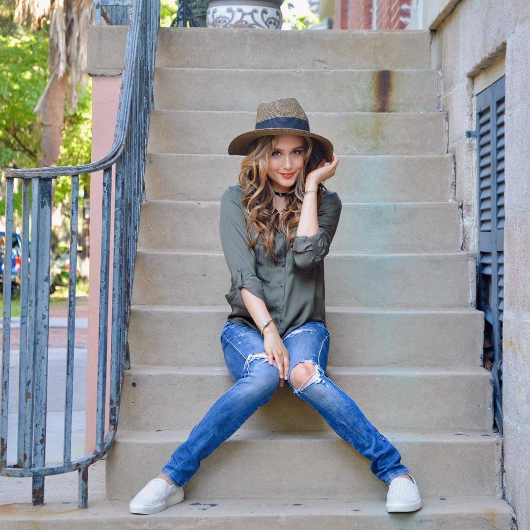 Instagram: @claurakiehl