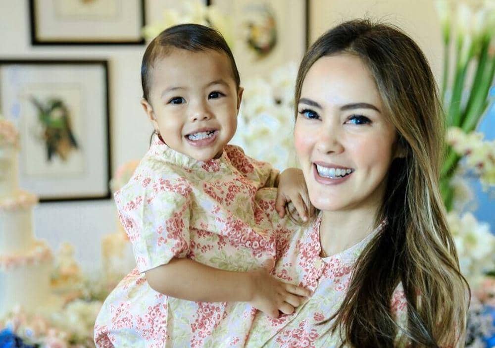 Instagram @cathysharon