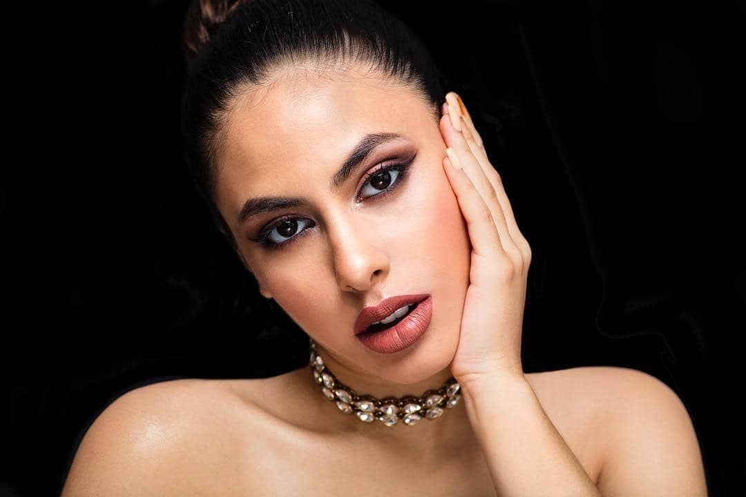 Instagram: @valerieethomas