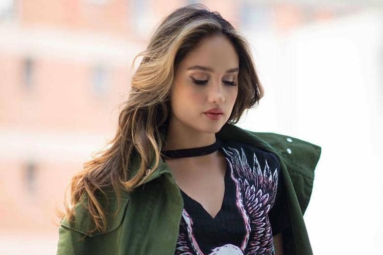 Instagram: @claurakiehl