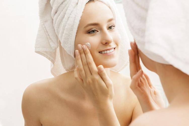 Serupa Tapi Tak Sama, Ini Perbedaan Moisturizing dan Hydrating