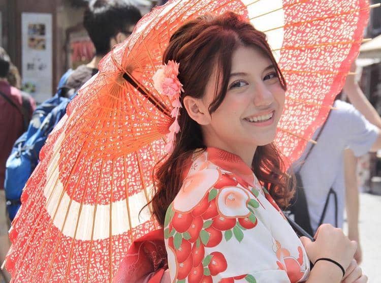 Instagram @cassandraslee