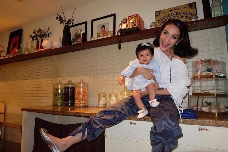 Instagram: @atiqahhasiholan