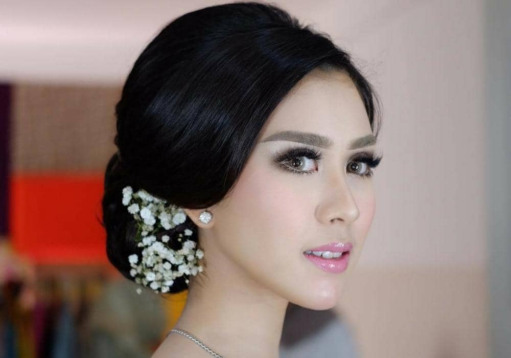 Feminin dan Chic, Ini Inspirasi Makeup Syahnaz Sadiqah saat Kasual Hingga Lamaran