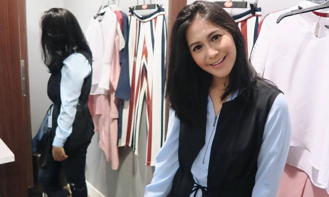 Selalu Tampil Casually Chic, Ini Gaya Caca Tengker