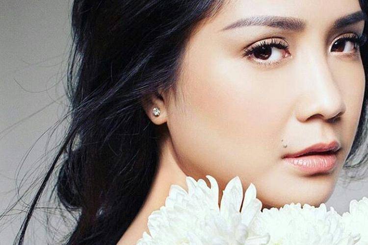 Nggak Cuma Akting, 5 Artis Ini Juga Jago Makeup