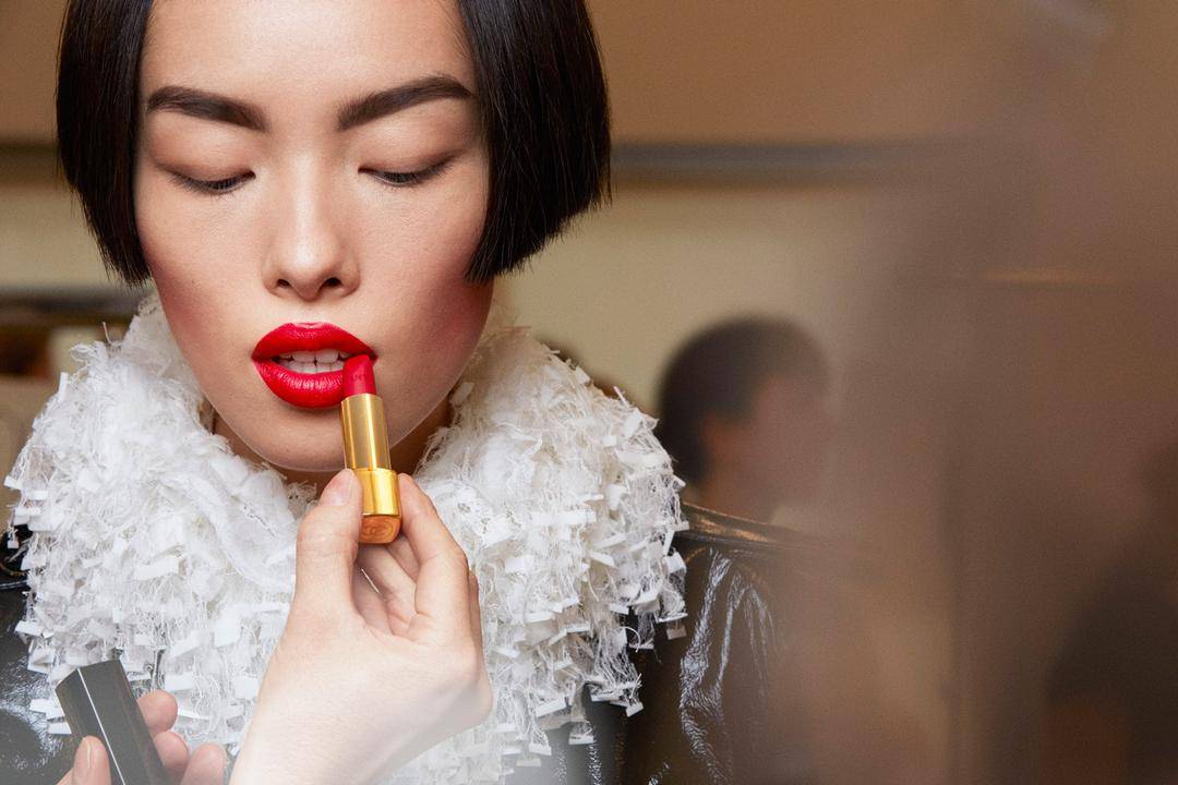 Bentuk  Ujung Lipstik Ternyata Bisa Menggambarkan Kepribadianmu Lho!