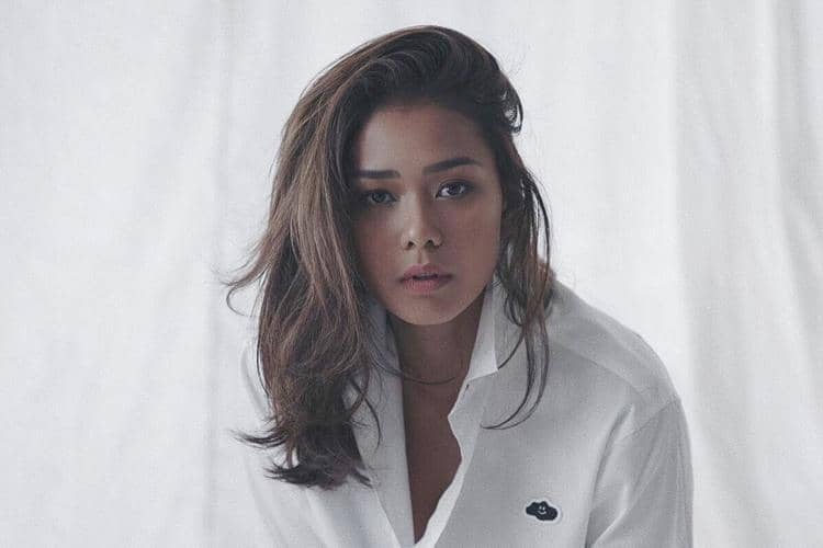 Contek 7 Gaya Menawan Adinia Wirasti untuk Kulit Sawo Matang