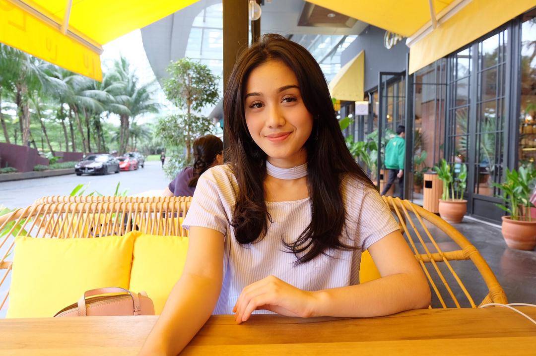 Seperti Ini Cara Zulfa Maharani Mix n Match Busana Bermotif Garis