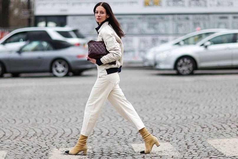 Curi Ide Tampil Keren saat Memakai Celana Jeans Putih