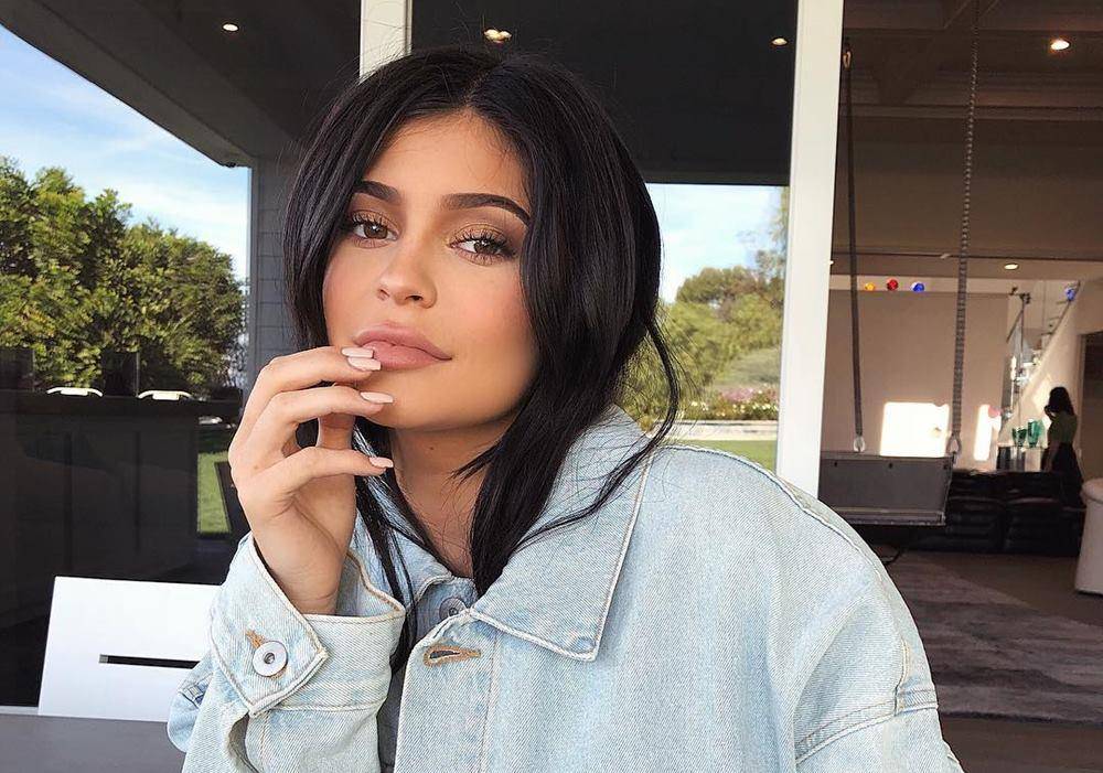 Mengharukan, Kylie Jenner Menitikkan Air Mata Saat Melahirkan Putri Pertamanya