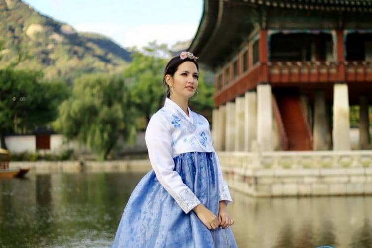 Instagram.com/@ramadhaniabakrie/@_light_and_bright