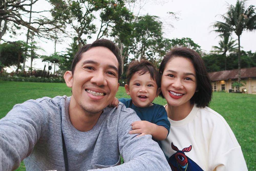 Beruntung, 9 Selebriti Ini Dikelilingi Lelaki Tampan di Keluarganya