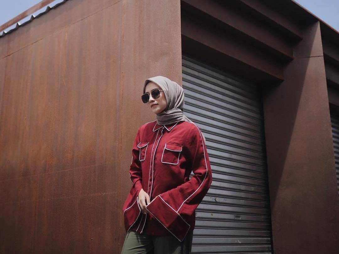 12 Gaya Foto Kekinian a la Model Hijabers Cantik Mega Iskanti