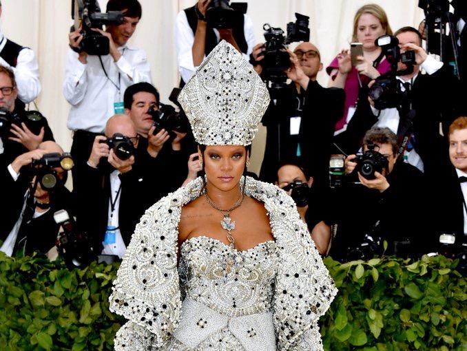 28 Busana Penuh Drama di Red Carpet Met Gala 2018