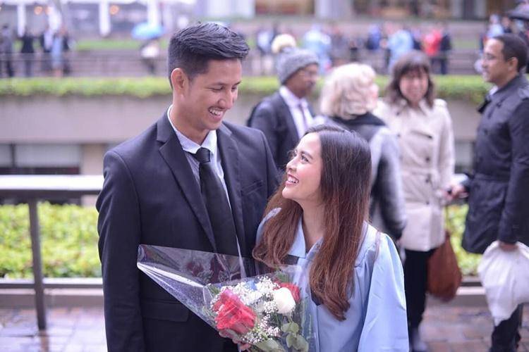 So sweet! 9 Artis Ini Bahagia Ditemani Pasangan Saat Wisuda