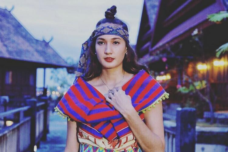 7 Potret Nadine Chandrawinata yang Bikin Jatuh Hati