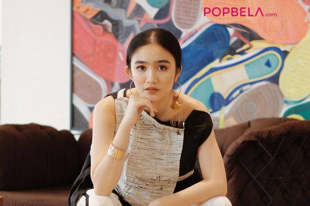 Photographer: Ivan Varth, Stylist: Lindyra Cesara, Makeup Artist: Kay Mori, Outfits: Imaji Studio -Accessories: Alenka & Margo, Location: OnThree, Senopati