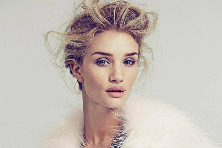 Rosie Huntington-Whiteley Segera Luncurkan Lini Makeup Miliknya