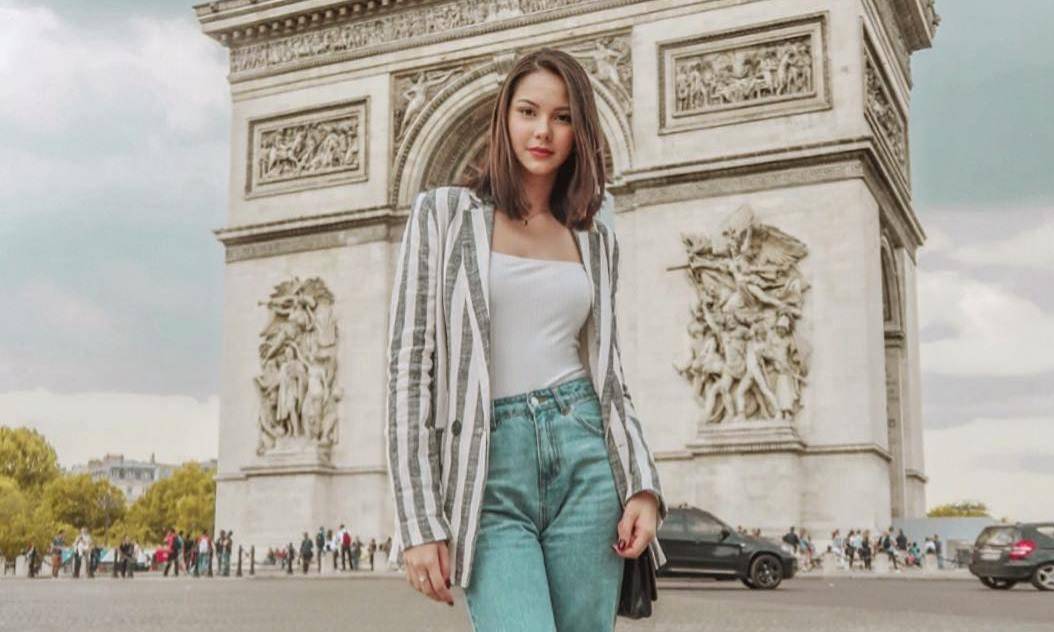 Cara Alyssa Daguisé Buat Blazer Jadi Lebih Casually Chic