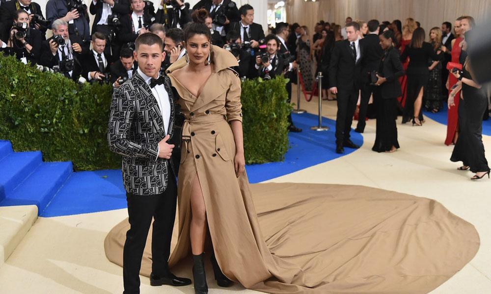 Pacaran 2 Bulan, Priyanka Chopra dan Nick Jonas Tunangan?