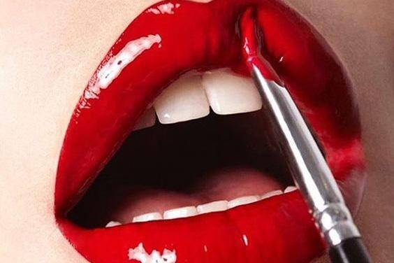 Ini Warna Lipstik yang Sesuai Bentuk Bibirmu! 