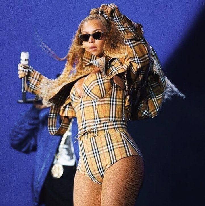 Instagram.com/Burberry 