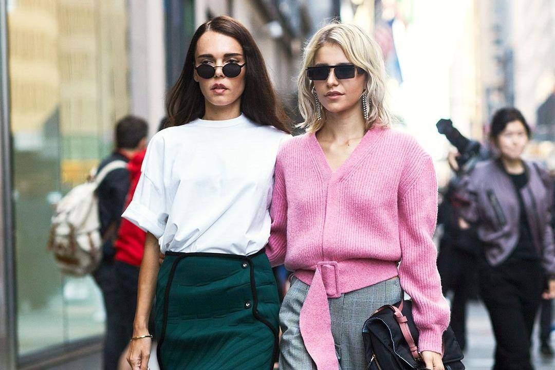 Meski Polos, Atasan Ini Kece Dipadukan dengan Berbagai Fashion Item