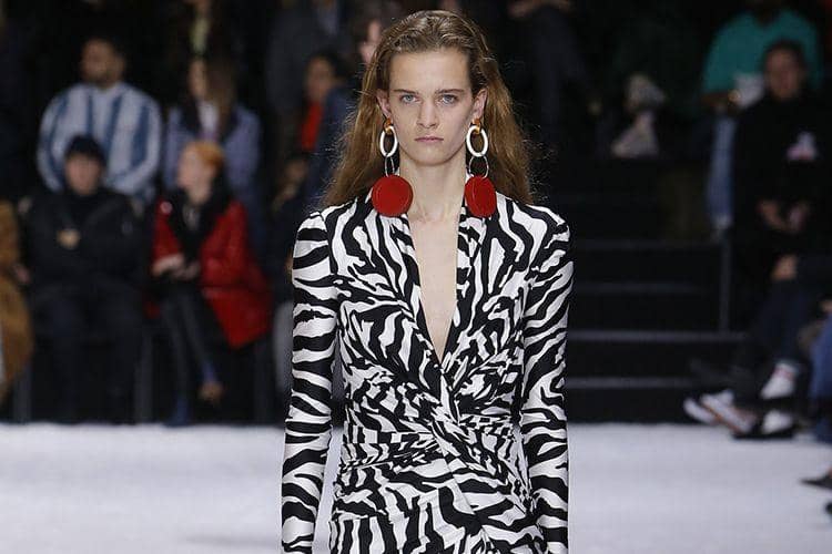 Motif Zebra, Dress Kulit, dan 3 Trend Lainnya yang Wajib Kamu Coba!