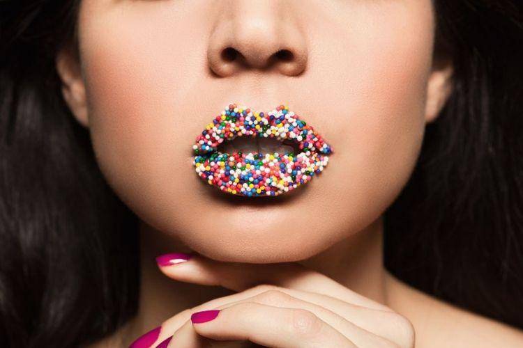 5 Bahan Alami yang Dapat Membantu Mengatasi Masalah Bibir Hitam