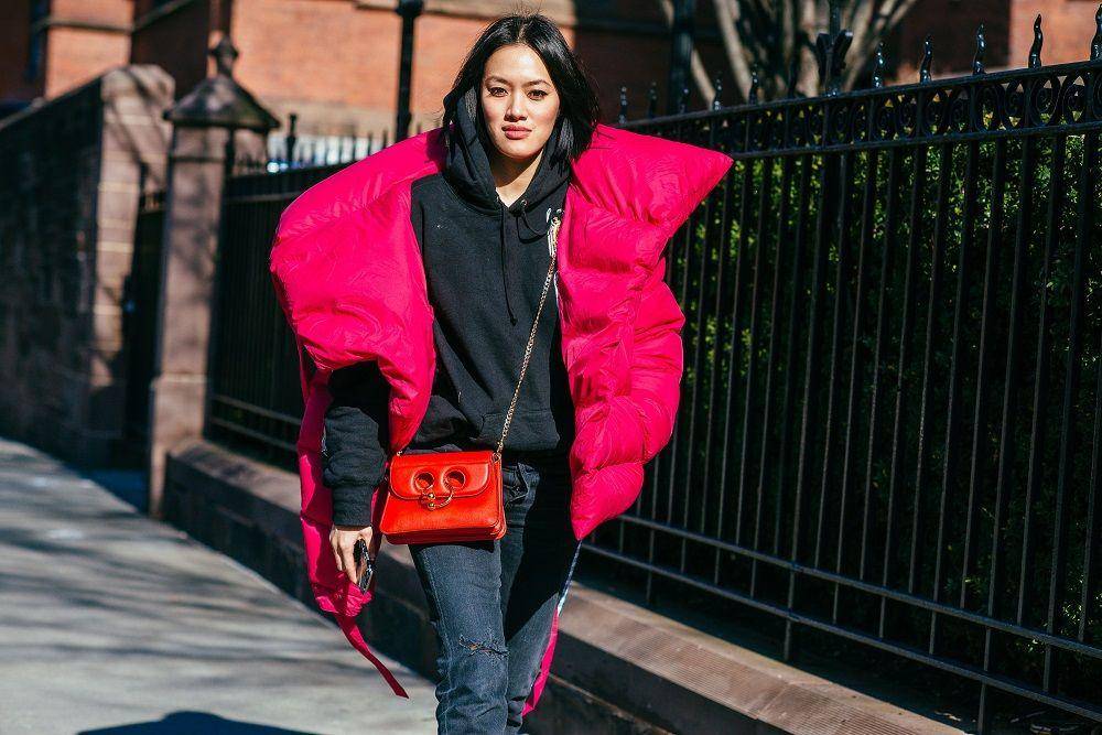 Musim Hujan, 5 Trik Mix & Match Jaket Puffer Ini Pas untuk Ditiru