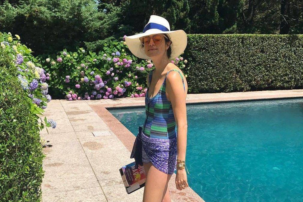 Lengkapi Liburan Musim Panasmu dengan Pilihan Swimsuit Warna Cerah