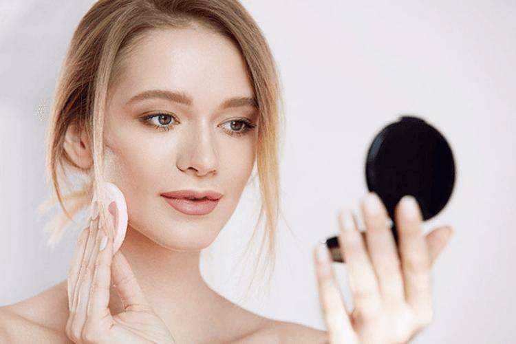 8 Rekomendasi Bedak Tabur untuk Kulit Berminyak Beserta Harganya
