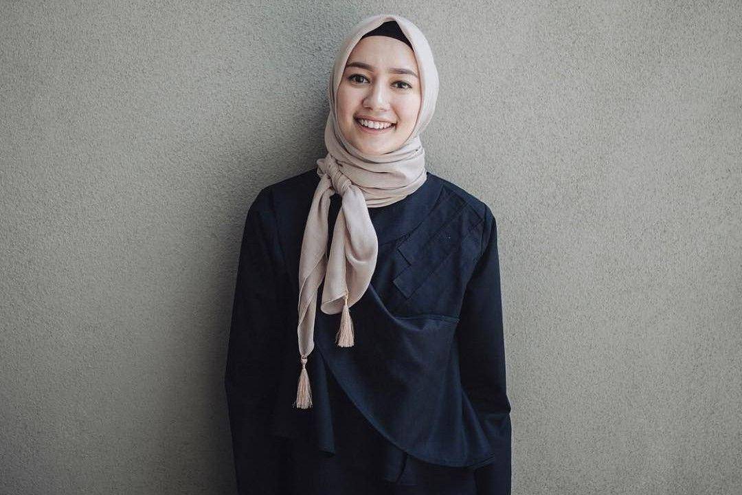Mudah Ditiru! Simak Tutorial Hijab Segi Empat Simple A la Mega Iskanti