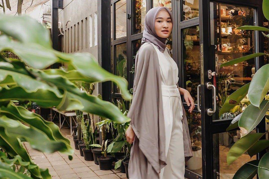 Tampil Modis di Bulan Ramadan, Simak 5 Gaya OOTD dari Kiara Leswara