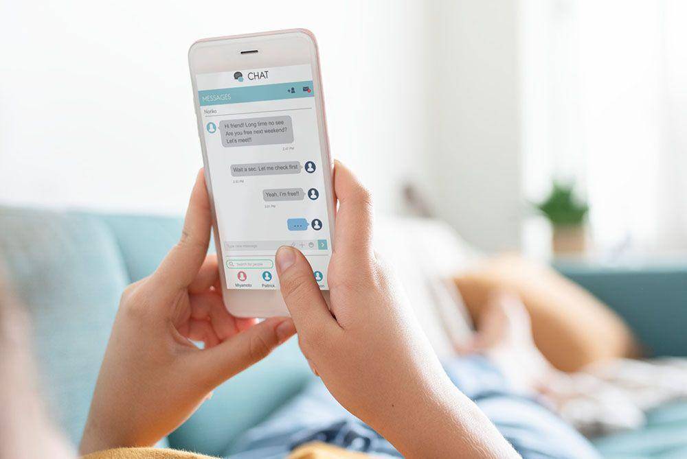 Lelaki Harus Baca! Makna Tersembunyi di Balik Chat Perempuan
