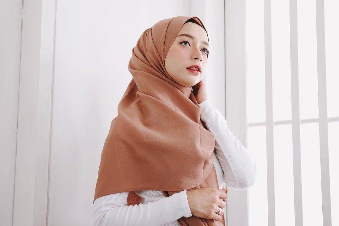 5 Cara Pakai Hijab Pashmina Simple yang Mudah Ditiru untuk Sehari-hari