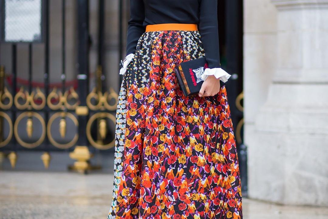 Lengkapi OOTD Liburan Musim Panasmu dengan 5 Rok Panjang yang Playful
