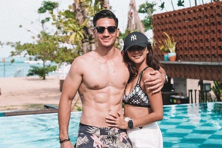 Kompak dan Mesra, Intip 5 Pose Seksi Artis bersama Pasangannya