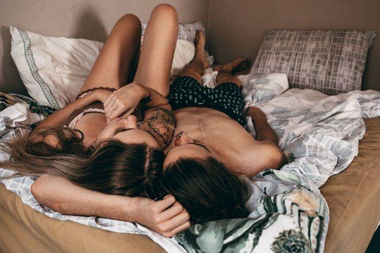 Yosh onaning yalangoch dumbalari