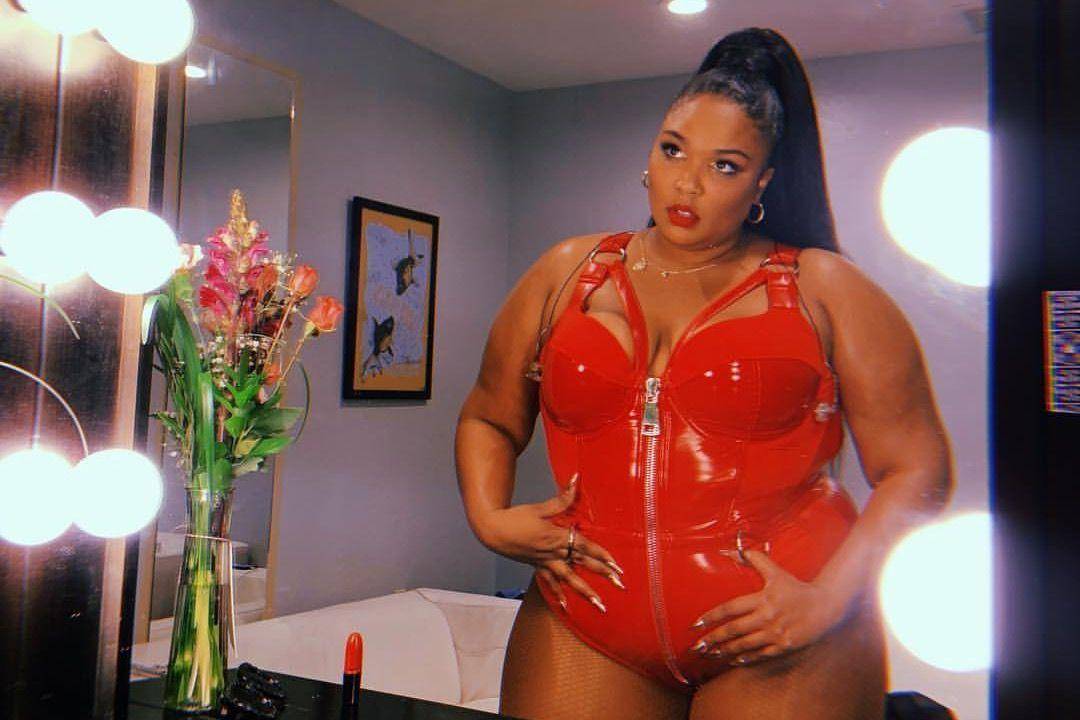 Pamer Bokong! Lizzo Buktikan Cewek Plus Size juga Seksi dan No Limit!