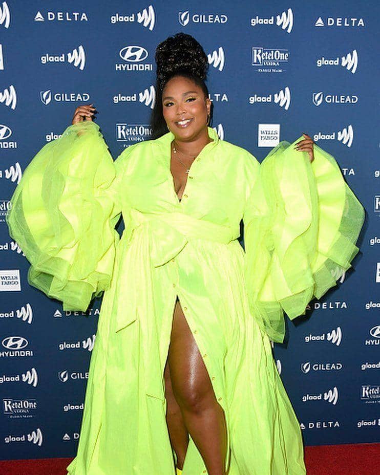 Instagram.com/@lizzobeeating