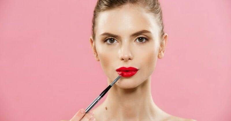 5 Tips Memakai Lipstik untuk Bibir Hitam dan Pilihan Warnanya