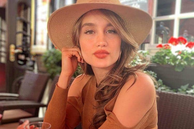 Instagram.com/@claurakiehl