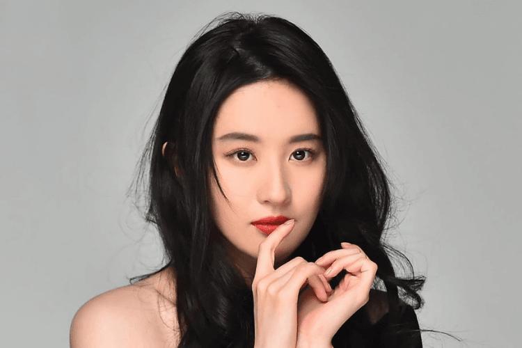 7 Potret Liu Yifei, Pemeran Mulan yang Sukses Mencuri Perhatian