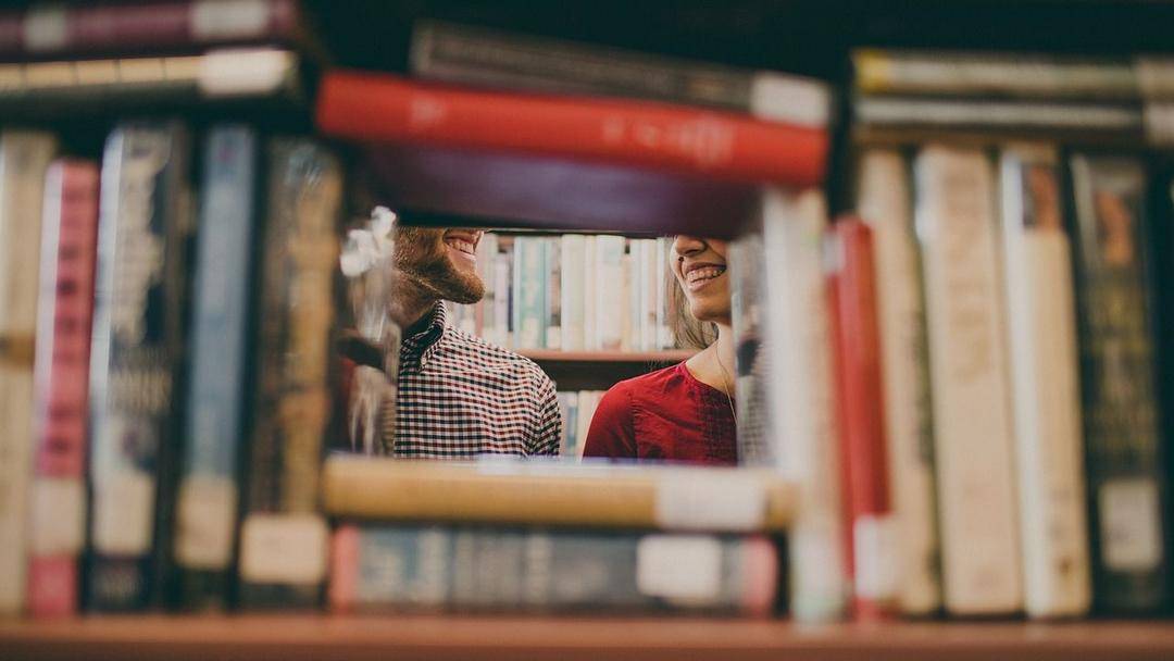 7 Sinyal yang Diberi Perempuan Introvert Saat Naksir Seseorang