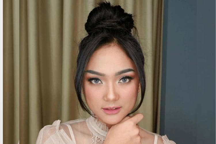 Yuk, Intip 5 Gaya Makeup Marion Jola!