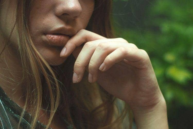 perempuan sedang memastikan siap untuk menggunakan vibrator