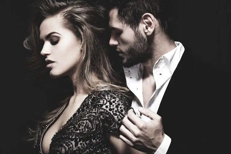 Massajchi qizning eshagini yaladi. Bogda panties yoq